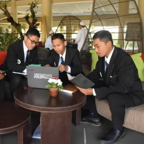 Sehari di THOLABIE: Ritme Ibadah, Ilmu, dan Keahlian